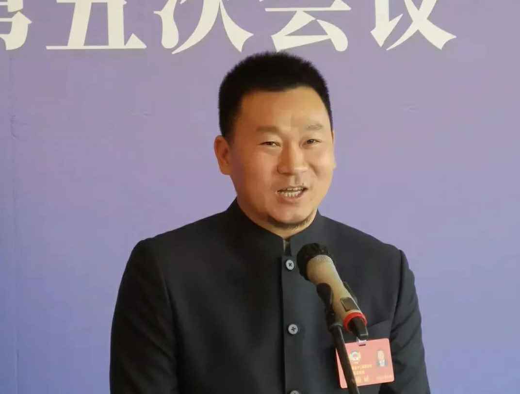 为进一步展示市政协团结、民主、开放、自信的形象，向市民和网友展示政协委员的履职风采，中山市政协十二届五次会议在2月4日上午开幕前开设“委员通道”，市政协委员、beat365中文官方网站-beat365(中国)公司总经理陈朝阳走进“委员通道”，回应社会关切的问题。他就如何做好城市应急管理规划的问题进行发言，并回答记者提问。.jpg